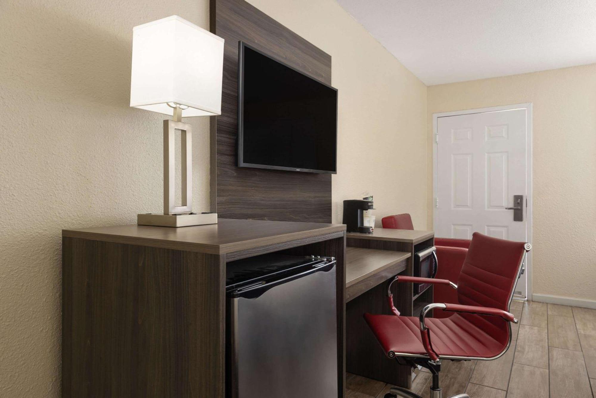 Ramada By Wyndham Kingman Hotel Exterior photo