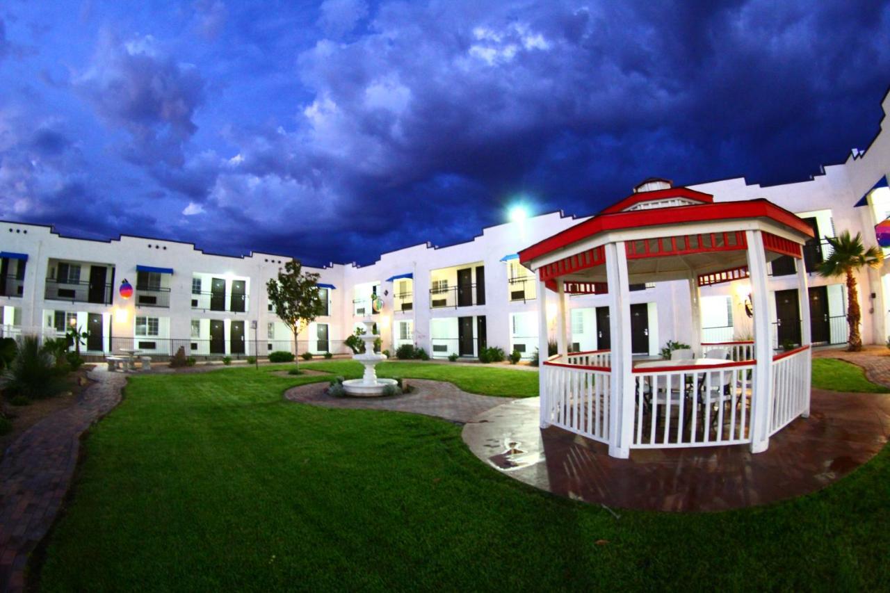 Ramada By Wyndham Kingman Hotel Exterior photo